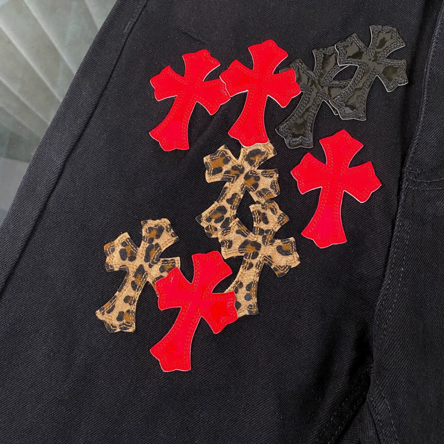 P250 CH Chromehearts St. Bart’s limited edition leopard print bright leather cross patchwork black heavy-duty jeans. The counter price is 34W level. The patchwork cross pattern is embellished and the jeans are washed! ! An absolutely high-end luxury product, a 1.9W-level god-level single product, a super popular product, made by top heavy industry, a magic weapon that cannot be missed! [About Zangyin] This is an extremely luxurious fashion brand that can also be called the aristocracy of the high street. It has always been an exclusive brand for some hipsters or rich second generations. Compared with ordinary high streets, it is more luxurious and noble. Compared with luxury brands, it is more fashionable and individual. It has always been a brand that I have a special liking for. [Top heavy industry fashion design] Consistently high-street luxury style. Speaking of this style, the Zangyin family and GU family are definitely the leading representative brands. Especially the Zangyin family has really achieved a state-of-the-art effect in creating high-street style. The unique washed material is used to create this style. The color system is already quite eye-catching. After it is decorated with patchwork cross flowers, it cleverly highlights the charm of the brand. Secondly, this style uses classic The high-waist cutting design highlights the long legs and fashionable temperament of the upper body. The brand is highly recognizable and the slim fit configuration is more suitable for daily wear. It is a product that interprets personality, fashion, and specifications at a glance. This single product is enough to make any fan excited. It can be a white T-shirt for a youthful college style, or a tight suspender for a royal style. It has strong matching ability and can be easily controlled by men.  [Materials and craftsmanship] Needless to say, this point goes without saying. As an excellent craftsman brand, Zangyin’s requirements for details and craftsmanship are really perfect. The washed color of this model has gone through so many processes, not to mention the embellishment of denim appliques. It is also purely hand-made and sewn. Just like what they believe in, only hand-made things have soul and have the meaning of wear. A top-notch heavy-duty fashionable denim item, I look forward to your perfect interpretation! !  Color: Black Size: 28-36